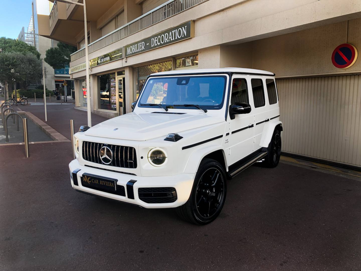 Louez une Mercedes Classe G63 à Cannes dans les Alpes Maritimes
