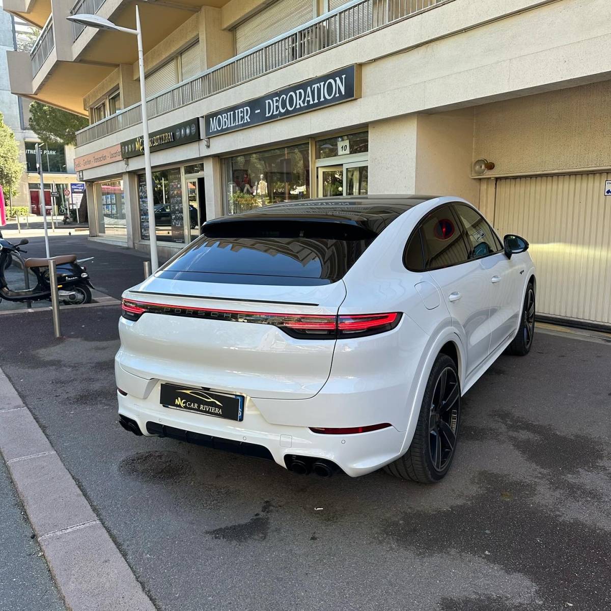 Explorez Monaco avec style : location du Porsche Cayenne E-Hybrid Coupé disponible.