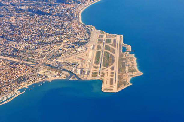 Aéroport de Nice Côte d'Azur : Votre premier aperçu de la splendeur de la Côte d'Azur. Situé entre la mer et les montagnes, cet aéroport international n'est pas seulement un point de transit, mais le début d'une aventure inoubliable dans l'une des destina